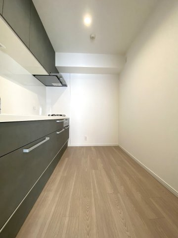 エステ・スクエア船橋のキッチン|キッチン幅
240cm幅のゆったりとしたキッチンスペース。すれ違いやすく、ご夫婦やお子様と並んでお料理をする際もスムーズです。家事の時間がより楽しいひとときに変わります。