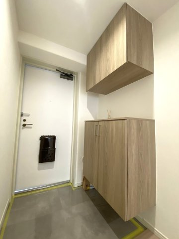 エステ・スクエア船橋の玄関|玄関
住まいの顔となる玄関スペース。フロアタイルが新しく貼り替えられており、清潔感があります。お客様を明るくお迎えできる、すっきりとした空間に仕上がっています。