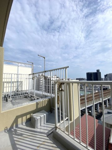 エステ・スクエア船橋のバルコニー|バルコニー　
面積13.81㎡のゆったりとしたメインバルコニー。南向きで陽当たりも良好なので、お洗濯物やお布団もしっかり乾きます。ホッと一息つける屋外スペースです。