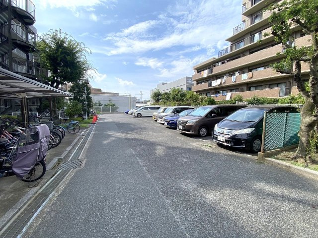 エステ・スクエア船橋の駐車場|駐車場
敷地内には駐車場も設けられています（月額10,000円・空き要確認）。お車をお持ちのご家族にも便利で、週末のお買い物やレジャーへの移動もスムーズになります。