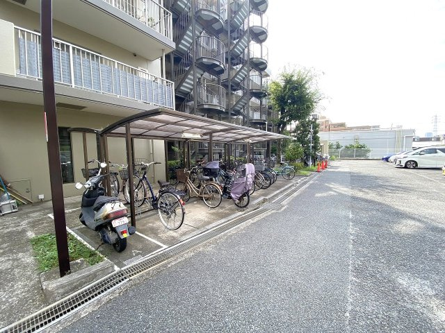 エステ・スクエア船橋の駐輪場|駐輪場
敷地内の駐輪場スペース（1台目無償）。駅までの移動や、近隣のウェルシア（約110m）などへのちょっとしたお買い物に自転車を活用でき、日々の生活を支えます。