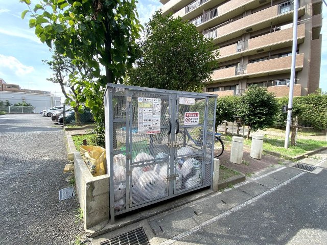 エステ・スクエア船橋のその他共用部分|ゴミ捨て場
居住者専用の敷地内ゴミ置き場です。曜日ごとのルールに沿ってスムーズにゴミ出しができるため、忙しい朝や雨の日でも負担が少なく、衛生面でも安心です。