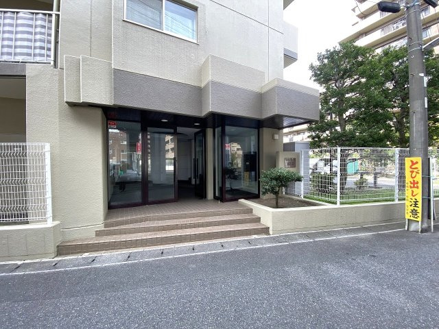 エステ・スクエア船橋|エントランス入り口
落ち着いた雰囲気で居住者を迎えるエントランスアプローチ。手入れが行き届いた管理体制が伺え、毎日の帰宅時にホッとできる安心感を与えてくれます。