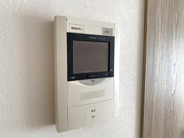 エステ・スクエア船橋のセキュリティ|TVモニター付きインターフォン
防犯面で安心の「TVモニター付きインターホン」を完備。室内にいながら来訪者の顔と声を確認できるため、小さなお子様のお留守番時も心強い設備です。
