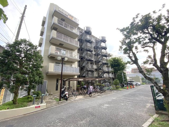 エステ・スクエア船橋の外観|外観
落ち着いた住環境に佇む「エステ・スクエア船橋」。西船橋駅や下総中山駅など複数路線が利用可能で、都心への通勤や休日のお出かけにも便利な立地が魅力です。
