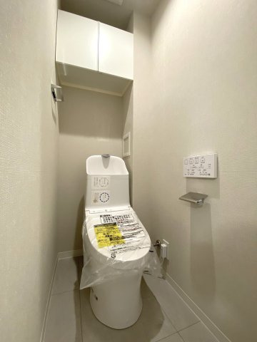 エステ・スクエア船橋のトイレ|トイレは新規交換済みで、温水洗浄便座を完備しています。クロスやフロアタイルも新調されており、明るく清潔感のある空間で毎日気持ちよくお使いいただけます。