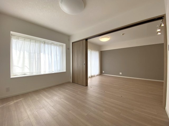 エステ・スクエア船橋の子供部屋|洋室6.0帖　（間取り右下）
約6.0帖の洋室です。独立した空間のため、お子様のお部屋や書斎、リモートワーク用のスペースとしても集中しやすい落ち着いた環境が整っています。