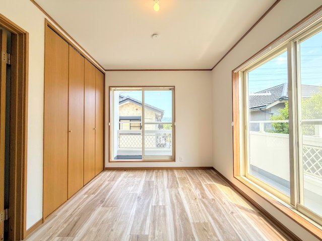 栄区桂台南2丁目　中古戸建て　第1の洋室|◆柔らかい陽光が差し込む明るいお部屋を演出する設計。彩光の取れる窓が気持ちの良いお部屋を創り上げます。