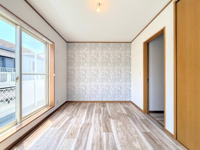栄区桂台南2丁目　中古戸建て　第1の洋室|◆室内はいつも明るい印象なので気持ちの良い朝を迎えられます。各部屋にはクローゼットを完備しており、収納が多いお家はすっきりして快適空間です。