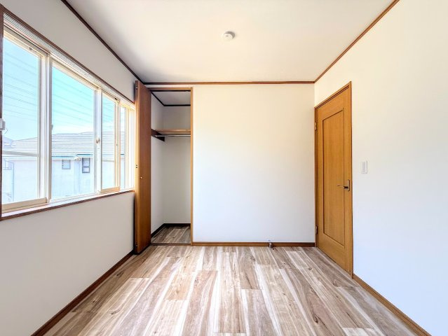 栄区桂台南2丁目　中古戸建て　第1の洋室|◆気持ちの良い風が室内へ入り込む居室。家具を配置しても広々ご利用いただけます！！