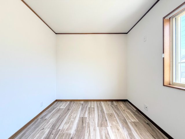 栄区桂台南2丁目　中古戸建て　第1の洋室|◆子どものスタディ空間として、あるいは書斎やホビールームとして生活スタイルに合わせて使えるプライベートルーム。居心地のいい落ち着いたインテリアが似合います。