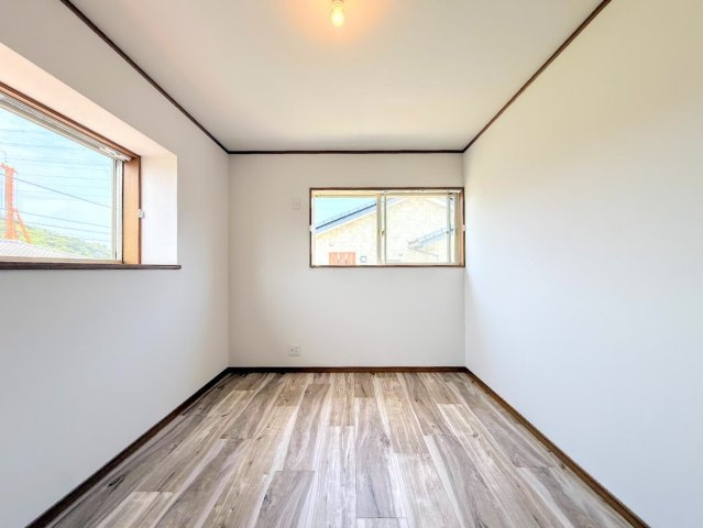 栄区桂台南2丁目　中古戸建て　第1の洋室|◆二面採光で、陽差しを長時間受ける事が出来る暖かい室内です。もちろん複層ガラスなので、遮音性にも優れ、結露も発生しにくい構造。サッシ周りのカビが発生しにくくなります。