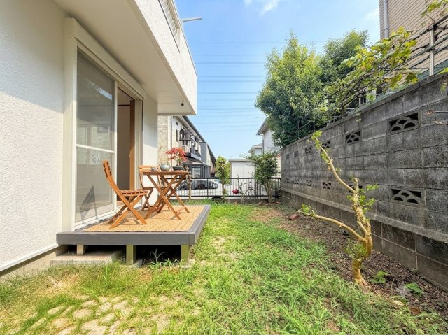 栄区桂台南2丁目　中古戸建て　第1の庭|◆お手入れのしやすいちょうどよいサイズ感のお庭付き。植栽や家庭菜園等多目的にご利用いただけるプライベート空間。(家具はイメージです)