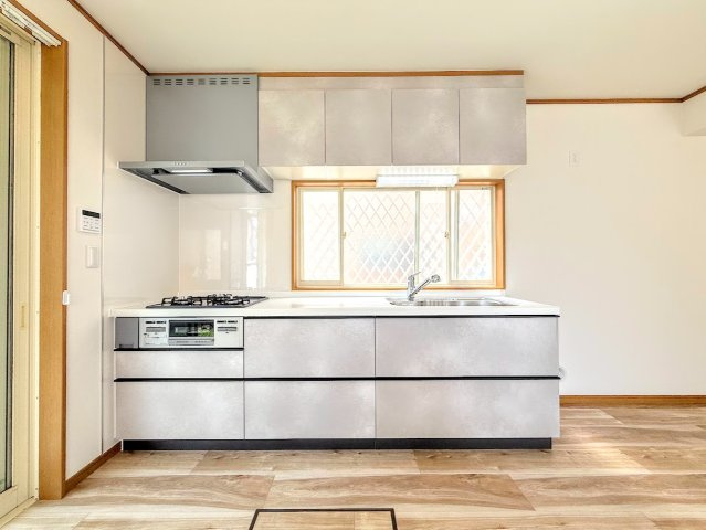 栄区桂台南2丁目　中古戸建て　第1のキッチン|◆デザイン性と機能性を兼ね備えたキッチンです。リビングスペースとの一体感が生まれ、広々空間を演出してくれます。