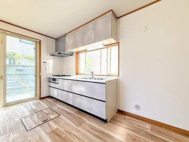 栄区桂台南2丁目　中古戸建て　第1のキッチン|◆ご家族みんなで調理ができる位のスペースを実現したキッチン空間となっております。みんなで作った料理を召し上がりながらの会話は、どのような物になるのでしょうか。