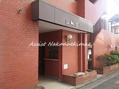 山﨑ビルのエントランス