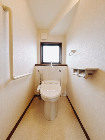 【中古戸建】太田市大原町のトイレ|■トイレ｜自然光が入る落ち着いた空間で1階と2階にトイレがございます♪ついつい長居してしまいますね♪