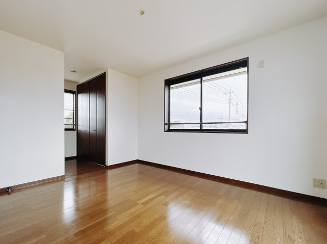 【中古戸建】太田市大原町の洋室|■洋室｜ダブルベッドを置いても充分な広さを2Ｆのお部屋に設けております。お子様と家族みんなで寝るのも夢じゃありません♪窓からは光が差し込むので日中でも明るいお部屋です。