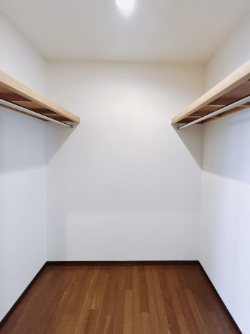 【中古戸建】太田市大原町の収納|■WIC｜お洋服はもちろん、使う頻度の少ない家具や小物・場所を取りがちな旅行用のスーツケースなどもしまえます。また、厚手のコートをしまっても充分な広さを堪能できるプランです♪