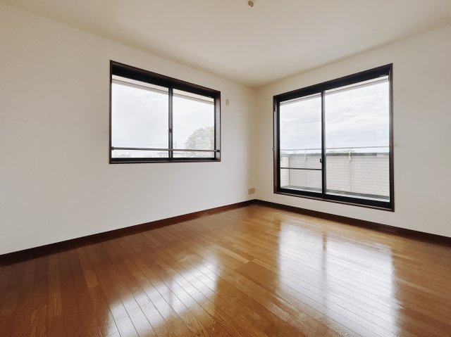 【中古戸建】太田市大原町の洋室|■洋室｜シンプルで使い勝手が良く、長く快適にお使いいただける空間です♪家具の配置がしやすく、お好みのレイアウトをお楽しみいただけます♪