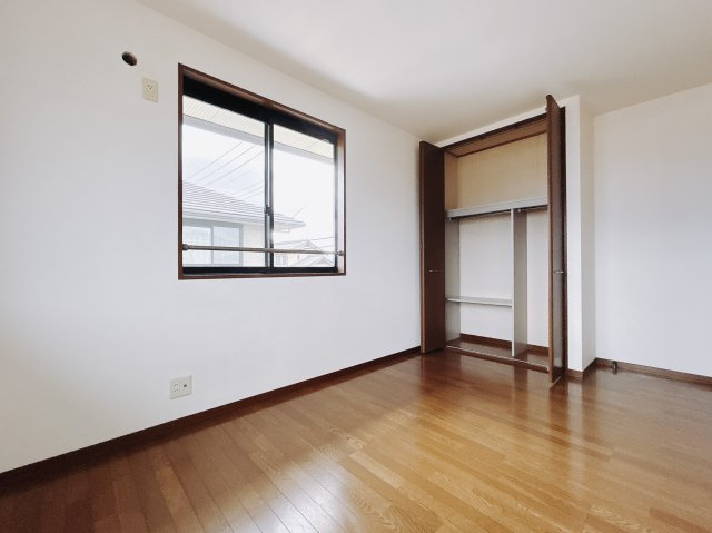 【中古戸建】太田市大原町の洋室|■洋室｜ほっと安らぐ落ち着いたナチュラルな色合い。ウッドの質感でお部屋も心もやさしいぬくもりに包まれます。明るい日差しが降り注ぐお部屋に、居心地の良さを感じます♪