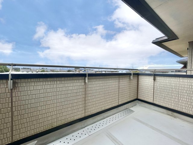 【中古戸建】太田市大原町のバルコニー|■バルコニー｜あたたかな陽のひかりを浴びることのできるバルコニー。お洗濯物やお布団を干せば、家族みんなが気持ちよく暮らすことができます(*^^*)