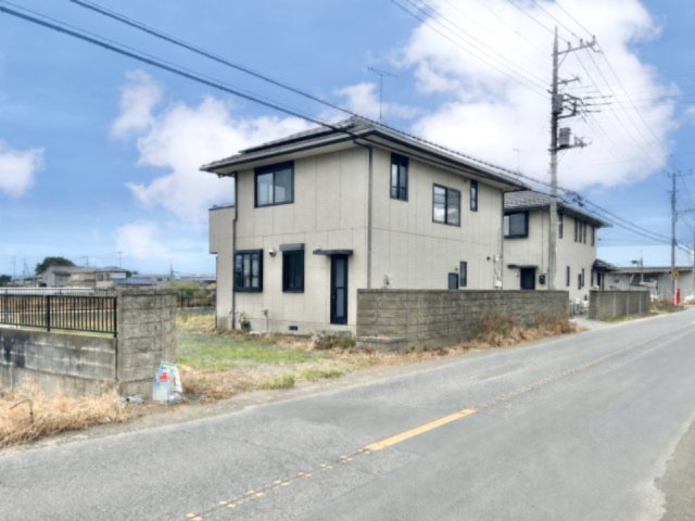 【中古戸建】太田市大原町の外観|■外観｜周囲の見渡しが良く、車の出入りの際も安全確認がしやすいため、小さなお子様がいるご家庭でも安心です♪来客時や複数台利用の際にもストレスを感じにくいのが魅力の一つです♪