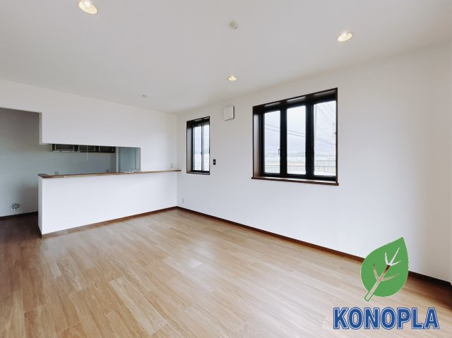 【中古戸建】太田市大原町の居間・リビング|■リビング｜窓から射し込む陽射しが縦横に広がり、あたたかな空間を形作ります♪木目のきれいなフローリングとシンプルな壁紙は、一日中家に居ても飽きることなく過ごすことができる素敵な空間です♪