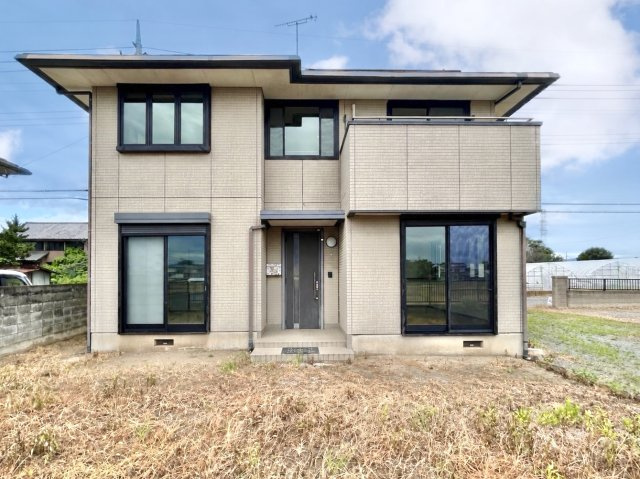 【中古戸建】太田市大原町の外観|■外観｜室内の隅まで陽射しが差し込みやすい全居室南向き♪リビングやバルコニーからお子様の遊ぶ姿を見守ることができます。道路から離れたお庭なので小さいお子様が遊んでいても安心です♪