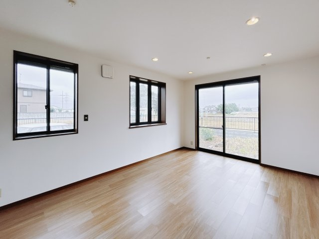 【中古戸建】太田市大原町の洋室|■リビング｜陽当たり良好のリビングダイニング♪賃貸では叶わなかった、お友達とのホームパーティや大音量で映画やテレビを楽しむことができます(*^^*)