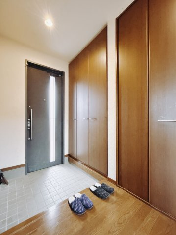 【中古戸建】太田市大原町の玄関|■玄関｜家族みんなの靴が丸々しまえます♪これからお子様が大きくなっても安心ですね。靴をしまって、すっきりとした玄関で開放感も味わえます。