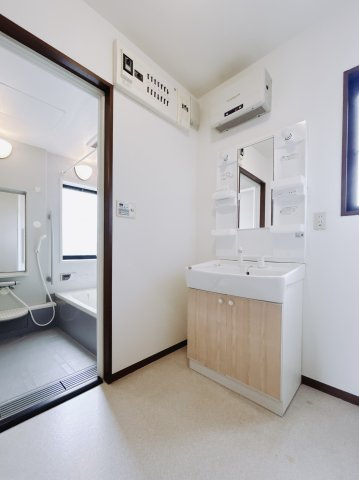 【中古戸建】太田市大原町の独立洗面台|■洗面室｜大きな鏡で朝の身支度もラクラク♪窓があるので換気の際も楽ちんです♪
