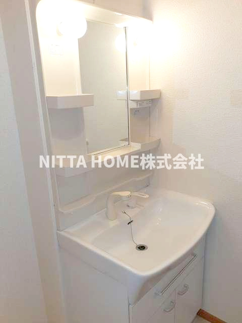 イリーデの洗面所|シャワー付きの洗面台になります★