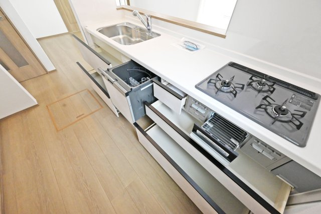 ハートフルタウン西昆陽2丁目新築戸建て全4区画│4LDK+駐車2台可のキッチン|天板とワークトップ下の収納は満足のいくスペースが備わっています。
大きな鍋などもゆったりと収納いただけます。