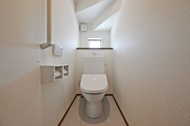 ハートフルタウン西昆陽2丁目新築戸建て全4区画│4LDK+駐車2台可のトイレ|トイレには換気扇と小窓が配置されています。温感便座や温水洗浄、水栓一体などの機能が装備されたウォッシュレットトイレを1階と2階に1か所ずつ配置しています。
