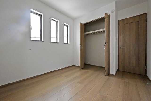 ハートフルタウン西昆陽2丁目新築戸建て全4区画│4LDK+駐車2台可の収納|-洋室5.25帖-
収納スペースは枕棚とハンガーレールを導入