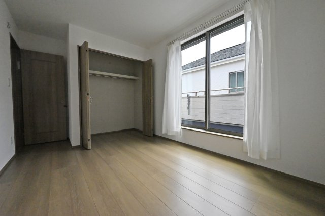 ハートフルタウン西昆陽2丁目新築戸建て全4区画│4LDK+駐車2台可の収納|-2階洋室6.5帖-
収納スペースは枕棚とハンガーレールを導入