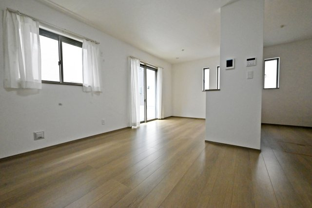 ハートフルタウン西昆陽2丁目新築戸建て全4区画│4LDK+駐車2台可の居間・リビング|リビングでくつろぎ、ダイニングで食事を楽しめる、使い勝手の良い空間です。ご家族が自然と集まり、それぞれの時間を心地よく過ごせます。