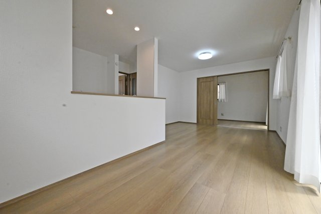 ハートフルタウン西昆陽2丁目新築戸建て全4区画│4LDK+駐車2台可のキッチン|家族の団らん・コミュニケーションの場であるリビングはキッチンと合わせて約15.0帖。
隣接する約5.0帖の洋室とつなげることで、より開放的な空間としてお使いいただけます