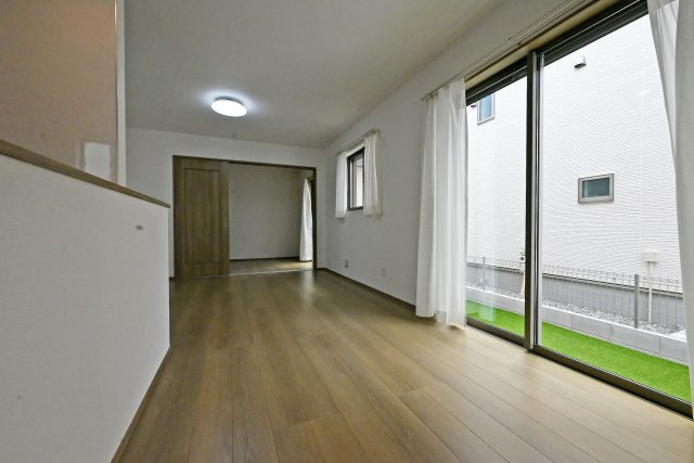 ハートフルタウン西昆陽2丁目新築戸建て全4区画│4LDK+駐車2台可の居間・リビング|掃き出し窓から光が差し込む明るいリビング。自然な明るさに包まれながら、家族で心地よい時間を過ごせます。