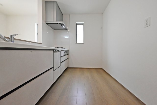 ハートフルタウン西昆陽2丁目新築戸建て全4区画│4LDK+駐車2台可のキッチン|キッチンスペースはカップボードを置いてユニットの収納庫を開いても十分作業できる幅を設けました。コンロ前袖壁のお陰で煙や油も広がりにくい設計です。
