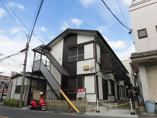 草加市新里町のアパートの外観