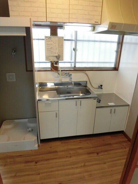 草加市新里町のアパートのキッチン
