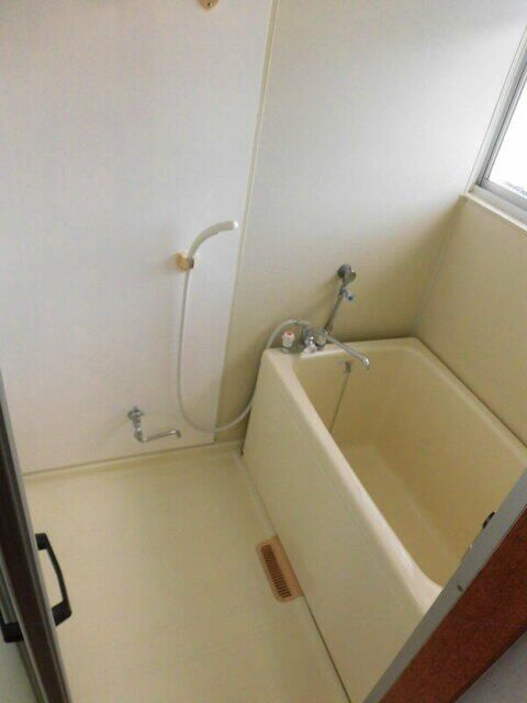 草加市新里町のアパートの浴室