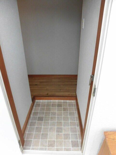 草加市新里町のアパートの玄関
