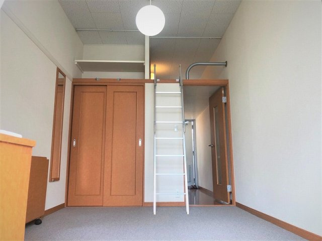 レオパレスヴァーグ浪芳庵の居間・リビング|ロフトは収納としてもお使いいただけます！