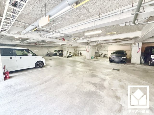 クレール東塚口の駐車場