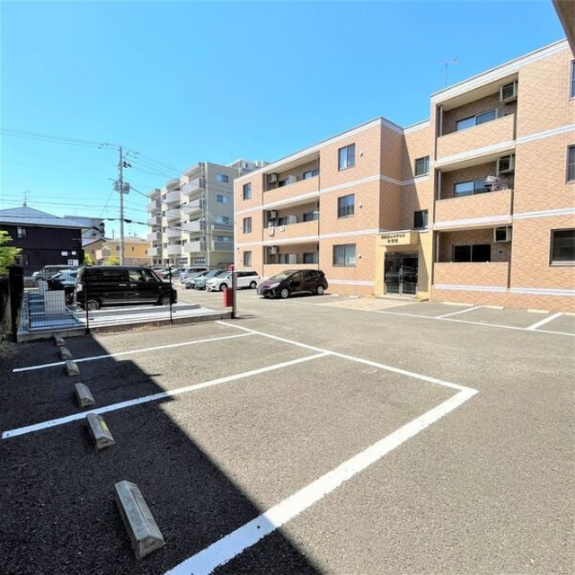 新田東レジデンス参番館の駐車場