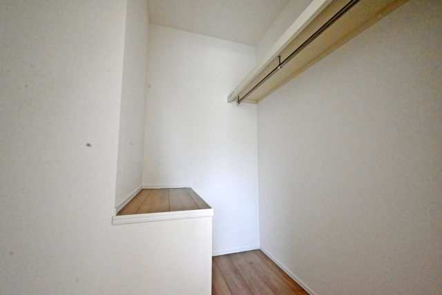 ハートフルタウン西昆陽2丁目新築戸建て全4区画│4LDK+駐車2台可の収納|ゆとりあるWICで収納力◎。衣替えの衣類や季節物もたっぷりしまえる便利な収納スペースです。