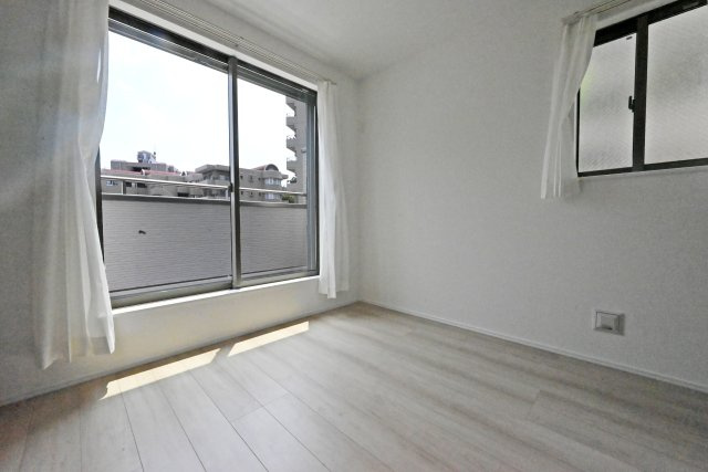 ハートフルタウン西昆陽2丁目新築戸建て全4区画│4LDK+駐車2台可の洋室|-洋室約5.2帖-
シンプルでやさしい内装の洋室。どんな家具やインテリアにも合わせやすく、落ち着いた空間を演出します。